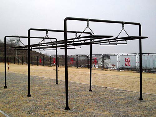 400米渡海登训练器材｜晃动横梯